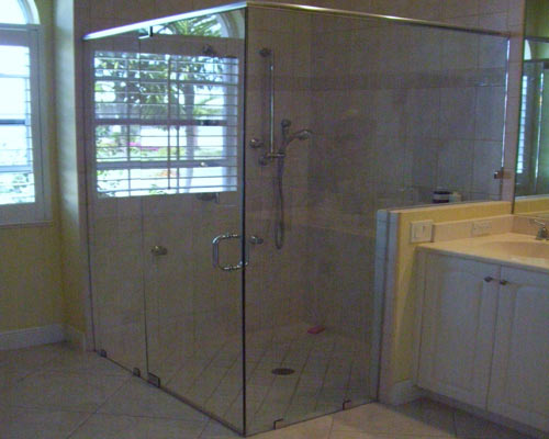 Paradise Glass and Mirror offers Frameless Showers in Port Royal, FL